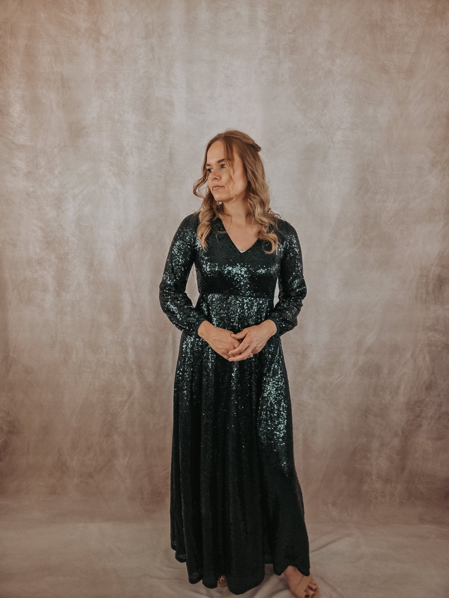 EVERGREEN SEQUIN V - NECK MAXI DRESS - Duviboutique