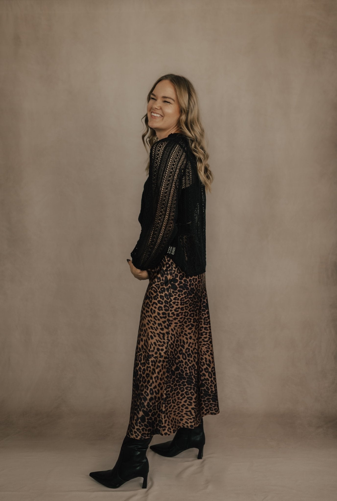 LACE V - NECK BUTTON DOWN TOP ( BLACK ) - TOPS - Duviboutique