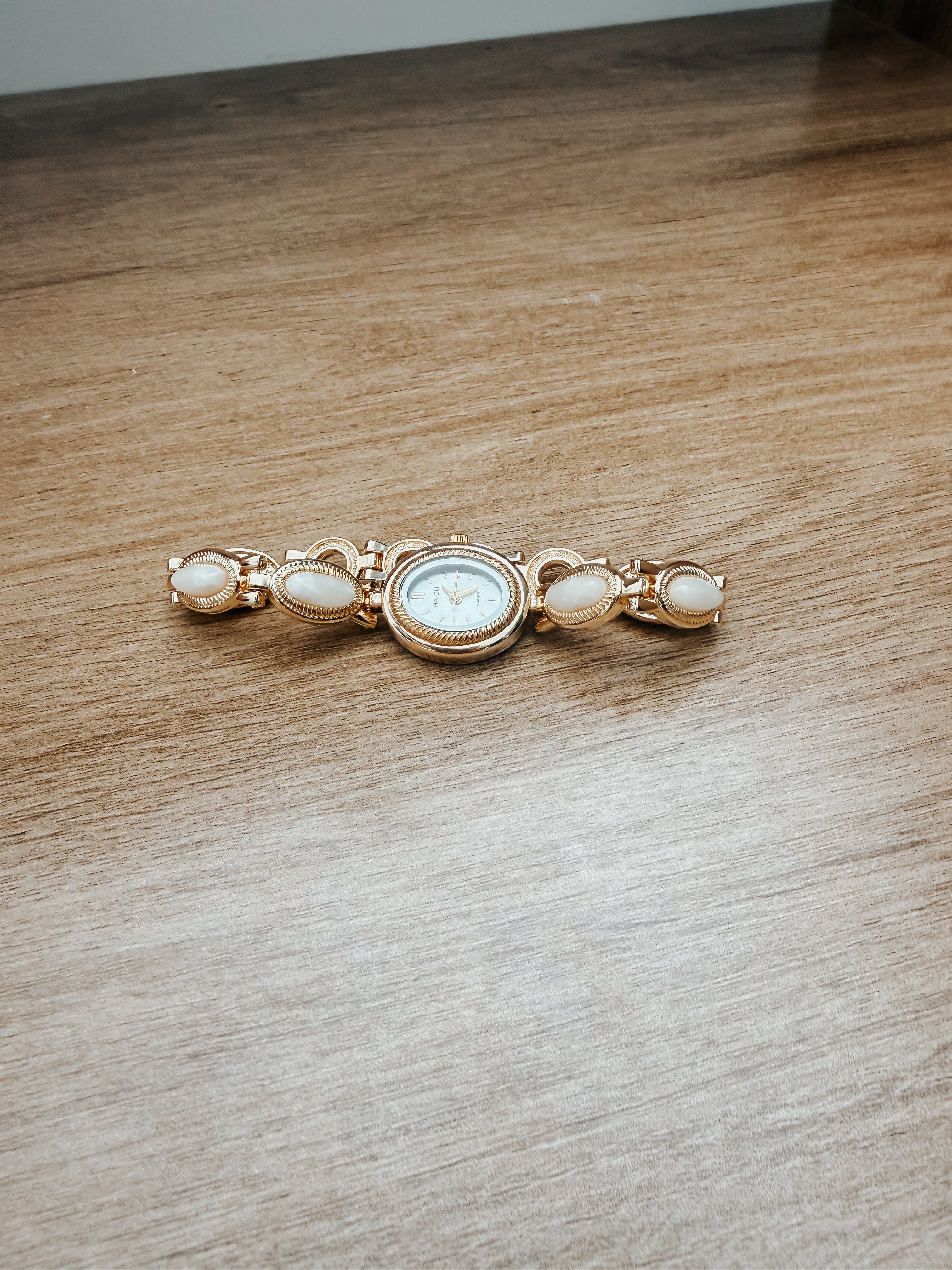 Vintage Gold Oval Dial Bracelet Quartz Watch
