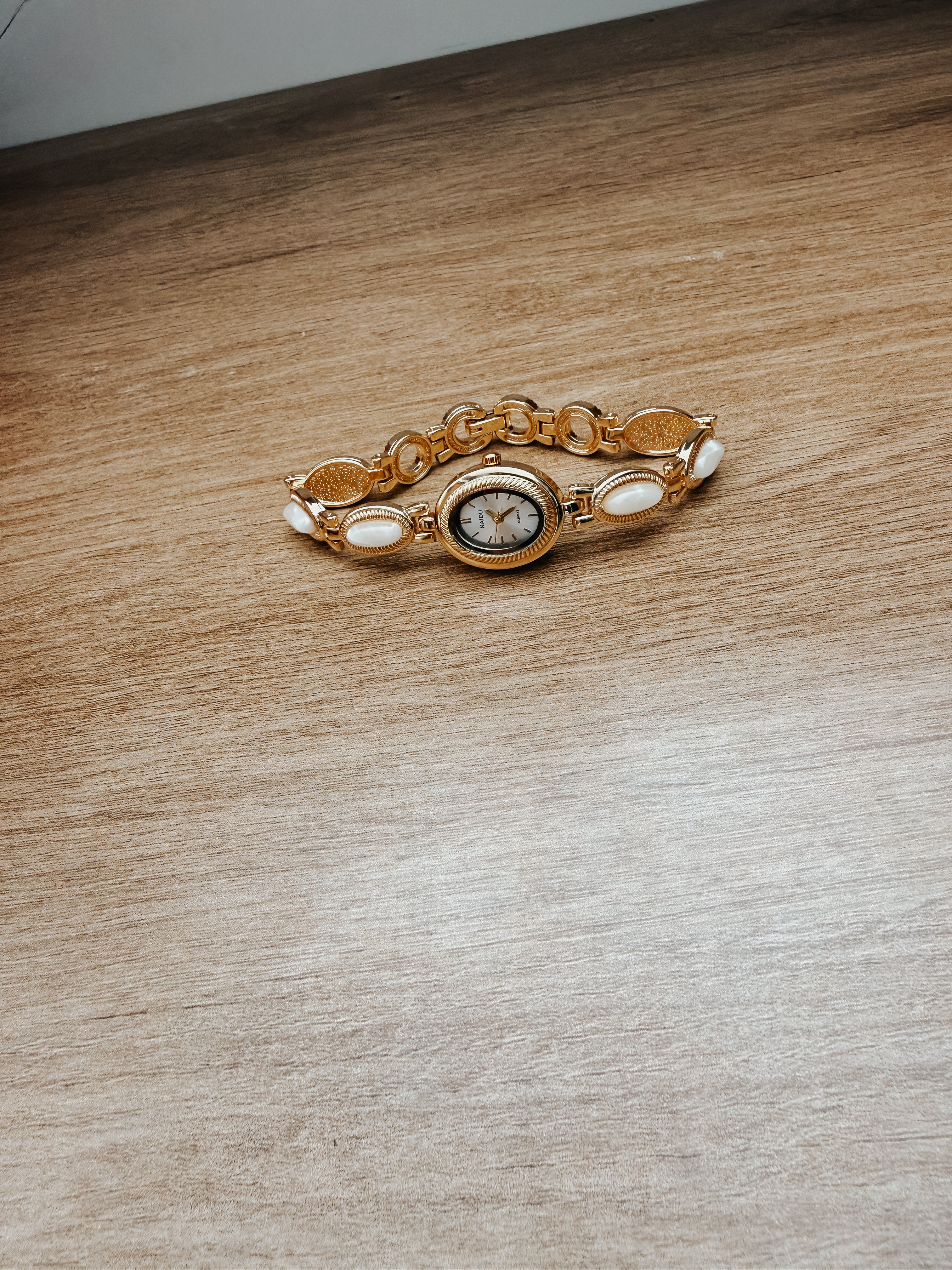 Vintage Gold Oval Dial Bracelet Quartz Watch