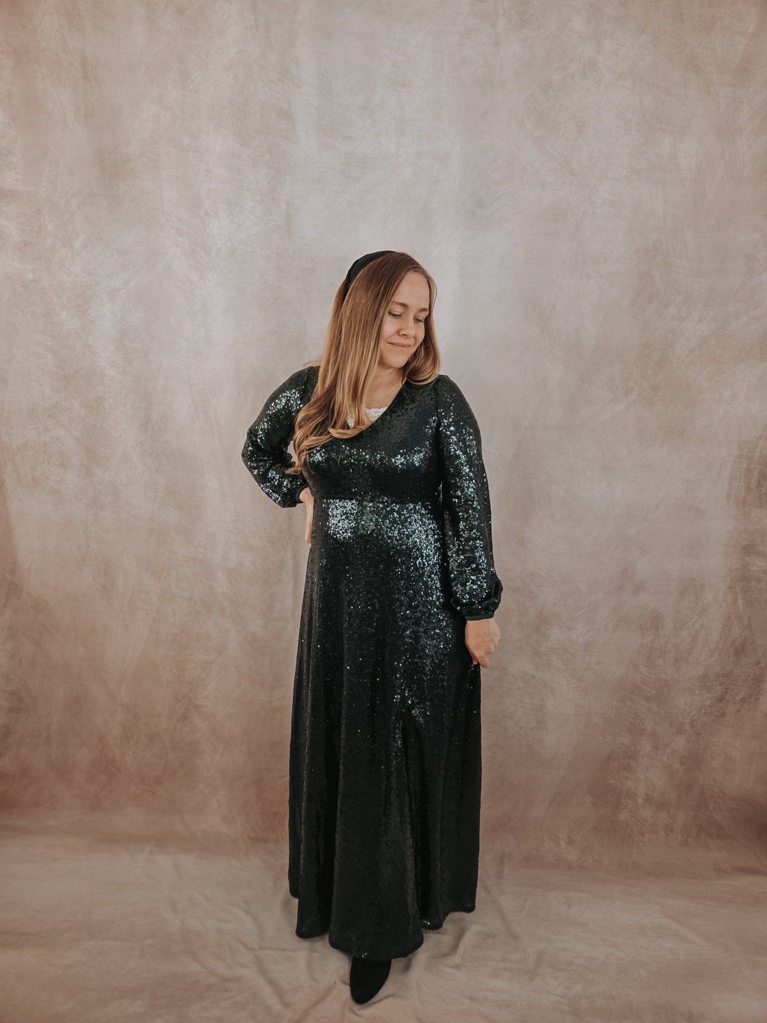 EVERGREEN SEQUIN V - NECK MAXI DRESS - Duviboutique