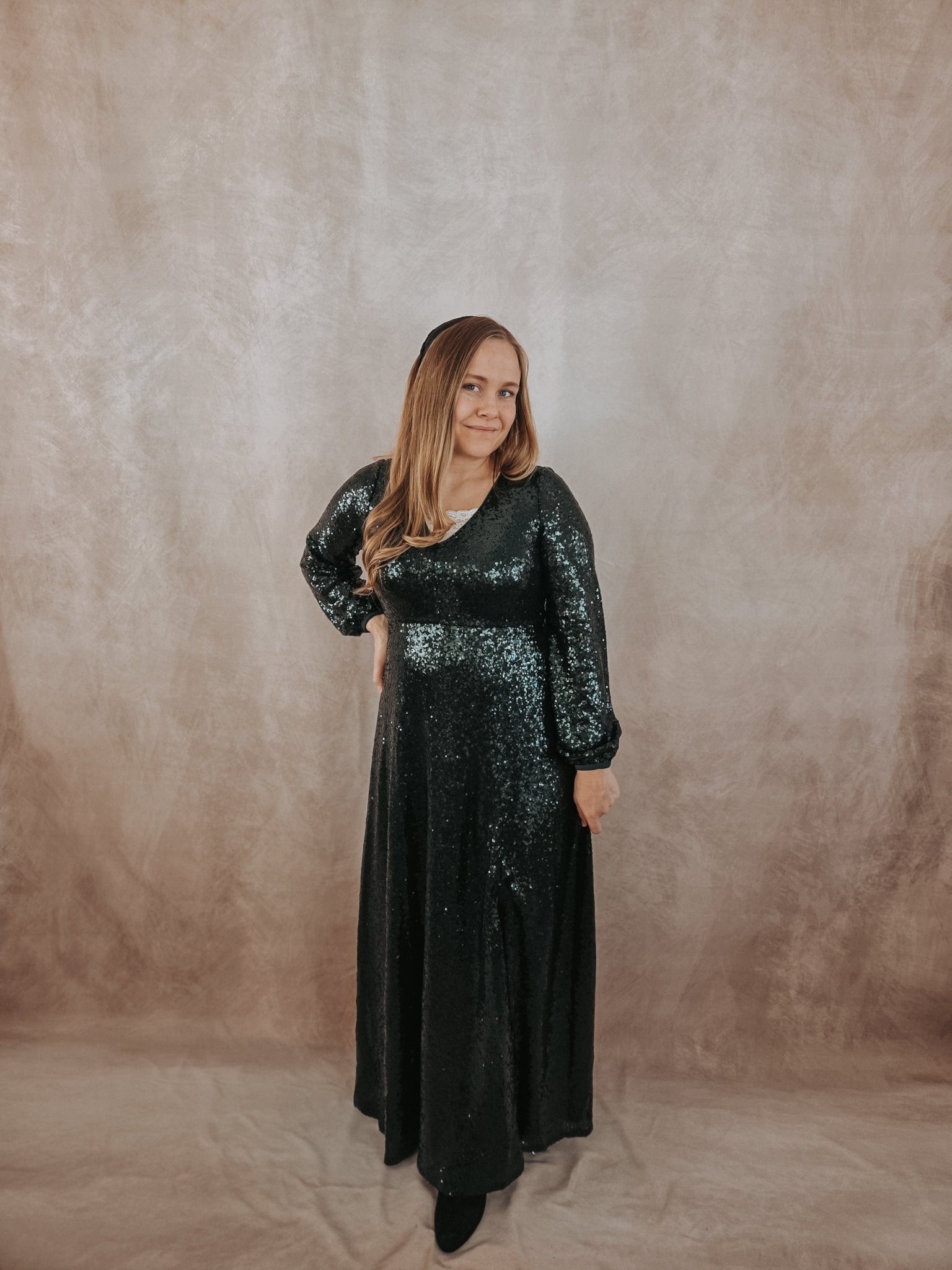 EVERGREEN SEQUIN V - NECK MAXI DRESS - Duviboutique